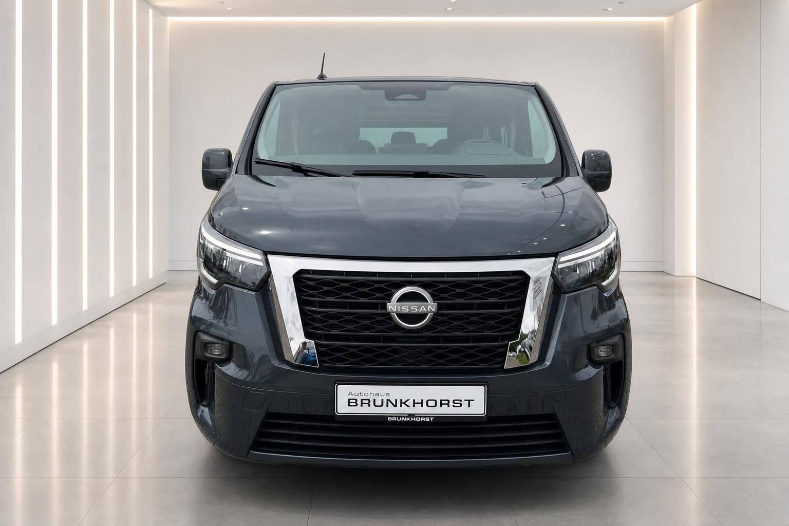 Nissan Primastar Transporter grau Frontansicht im Showroom bei Autohaus Brunkhorst