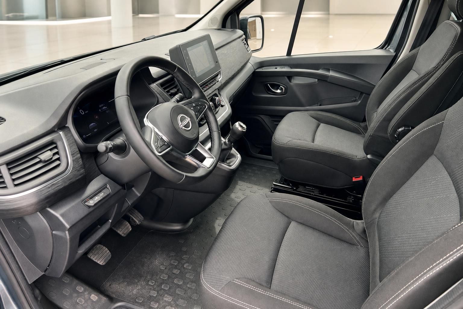 Nissan Primastar Innenraum Cockpit mit Lenkrad und Fahrersitz in grauer Ausstattung