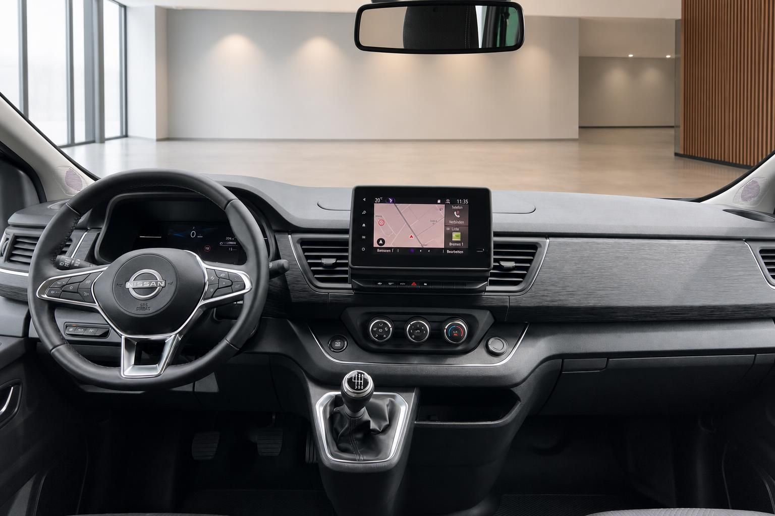 Nissan Primastar Armaturenbrett mit Touchscreen Navigation und manueller Schaltung