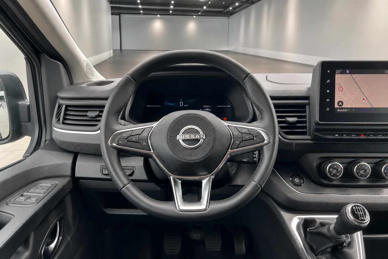 Nissan Fahrzeug Innenraum Cockpit mit Lenkrad und Navigationssystem