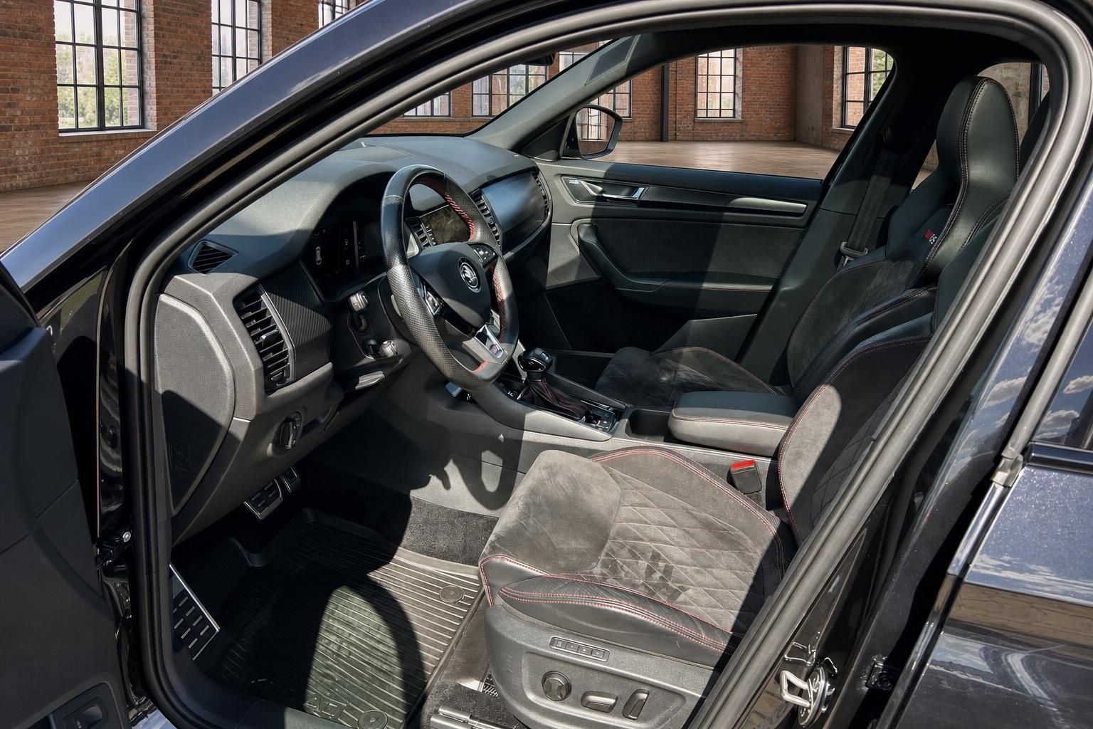 Innenraum des Skoda Kodiaq RS mit Sportsitzen und Lederlenkrad im Detail