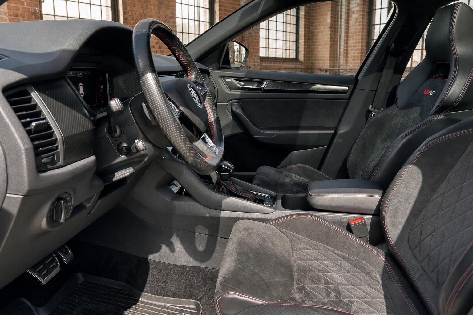 Skoda Kodiaq RS Innenraum mit Sportsitzen und Lederlenkrad