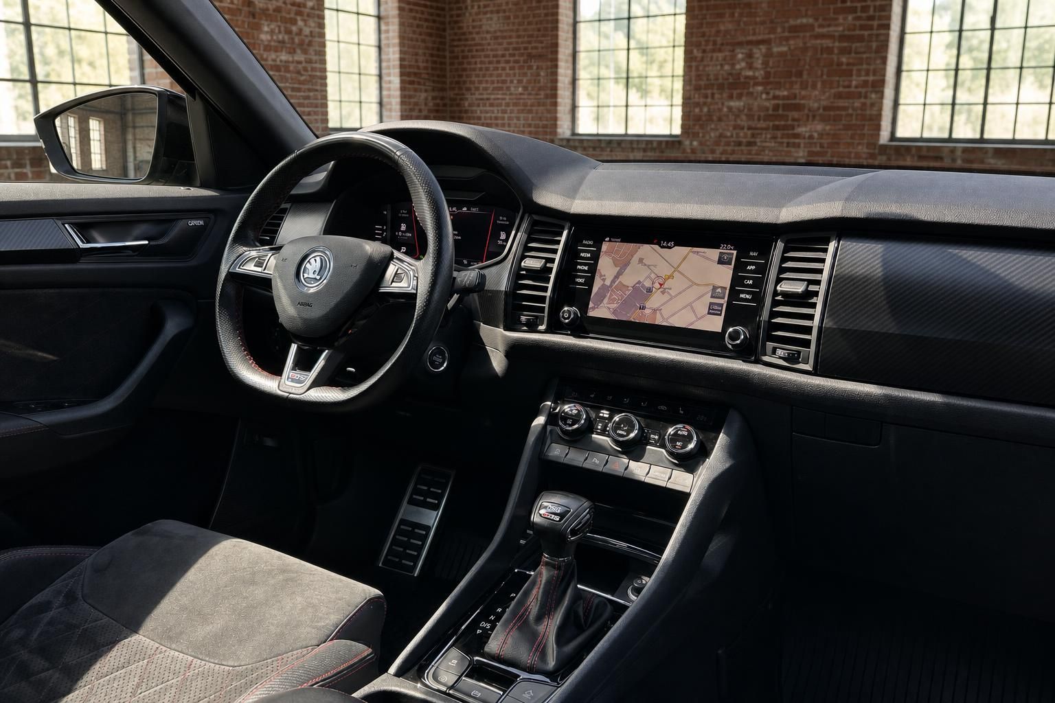 Skoda Kodiaq RS Cockpit mit Navigationssystem und DSG-Getriebe