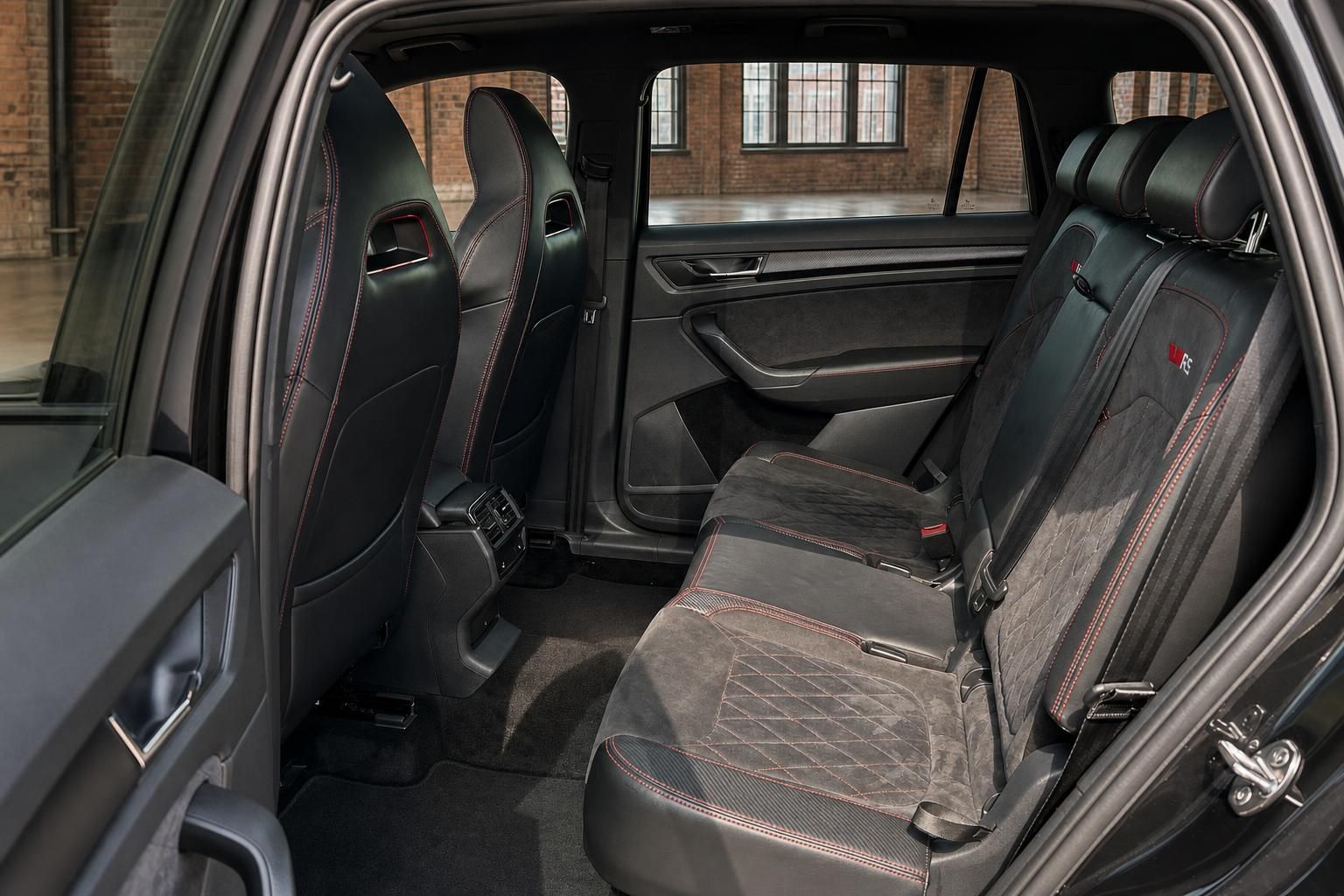 Skoda Kodiaq RS Rücksitze mit rotem Kontrastnaht-Design
