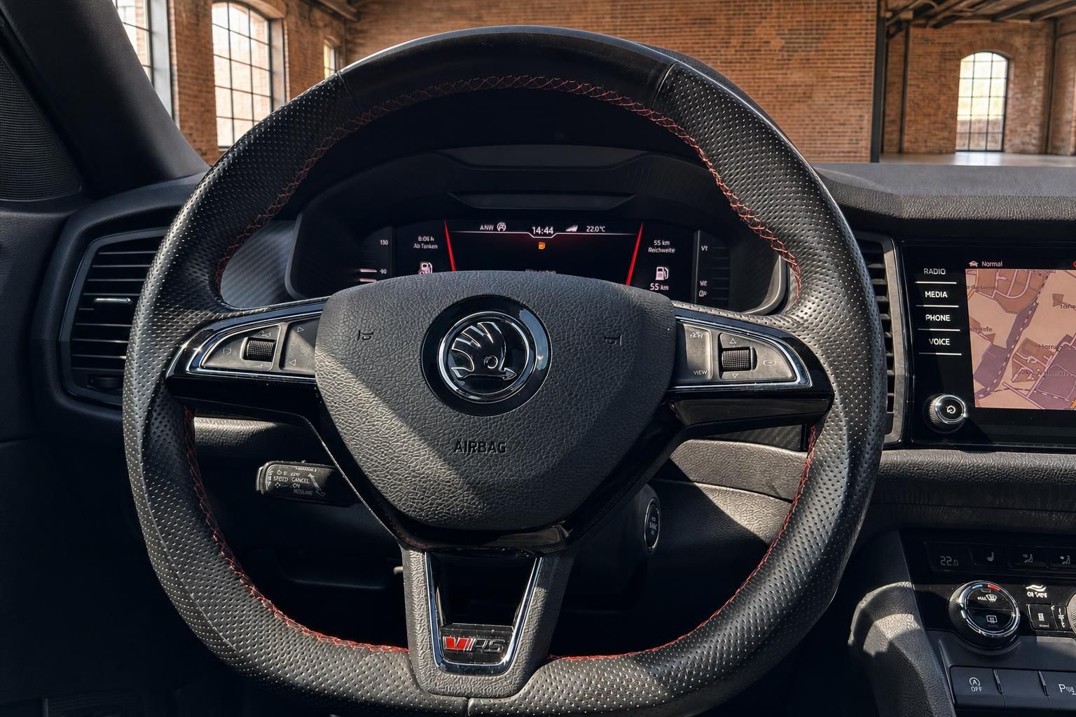 Skoda Kodiaq RS Sportlenkrad mit Schaltwippen im Detail