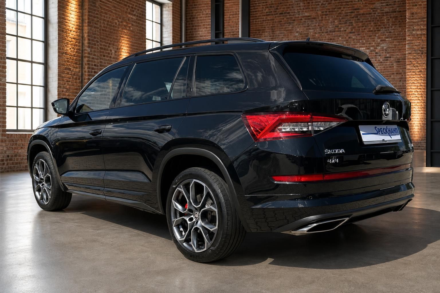 Skoda Kodiaq 4x4 schwarz, Heckansicht seitlich mit Alufelgen
