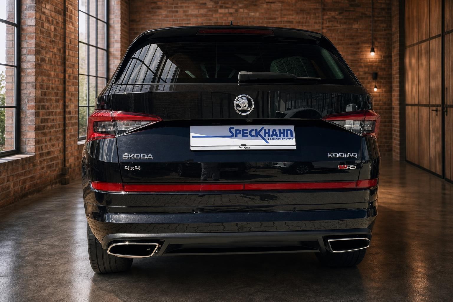 Skoda Kodiaq RS 4x4 schwarz, direkte Heckansicht mit Doppelauspuff
