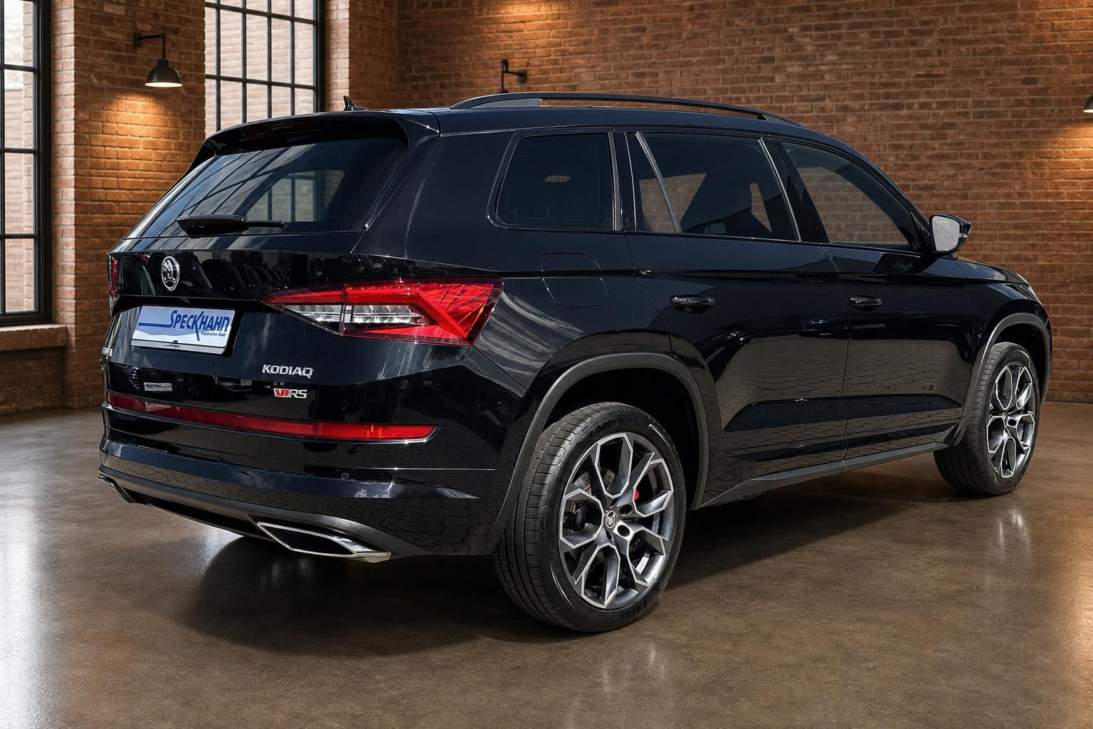 Skoda Kodiaq RS schwarz, Heckansicht schraeg mit Sportfelgen