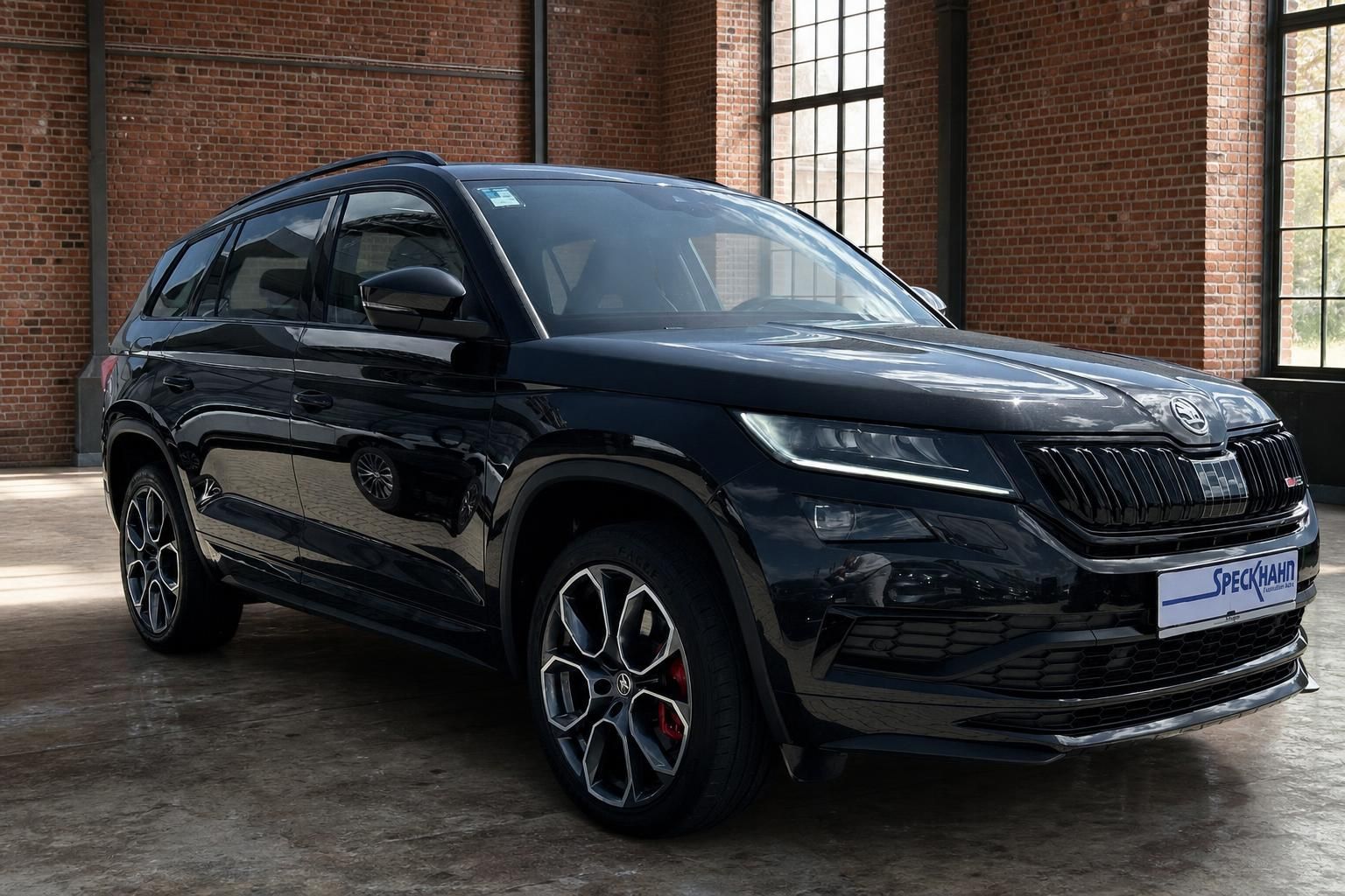 Skoda Kodiaq RS schwarz, Frontansicht schraeg in Industriehalle