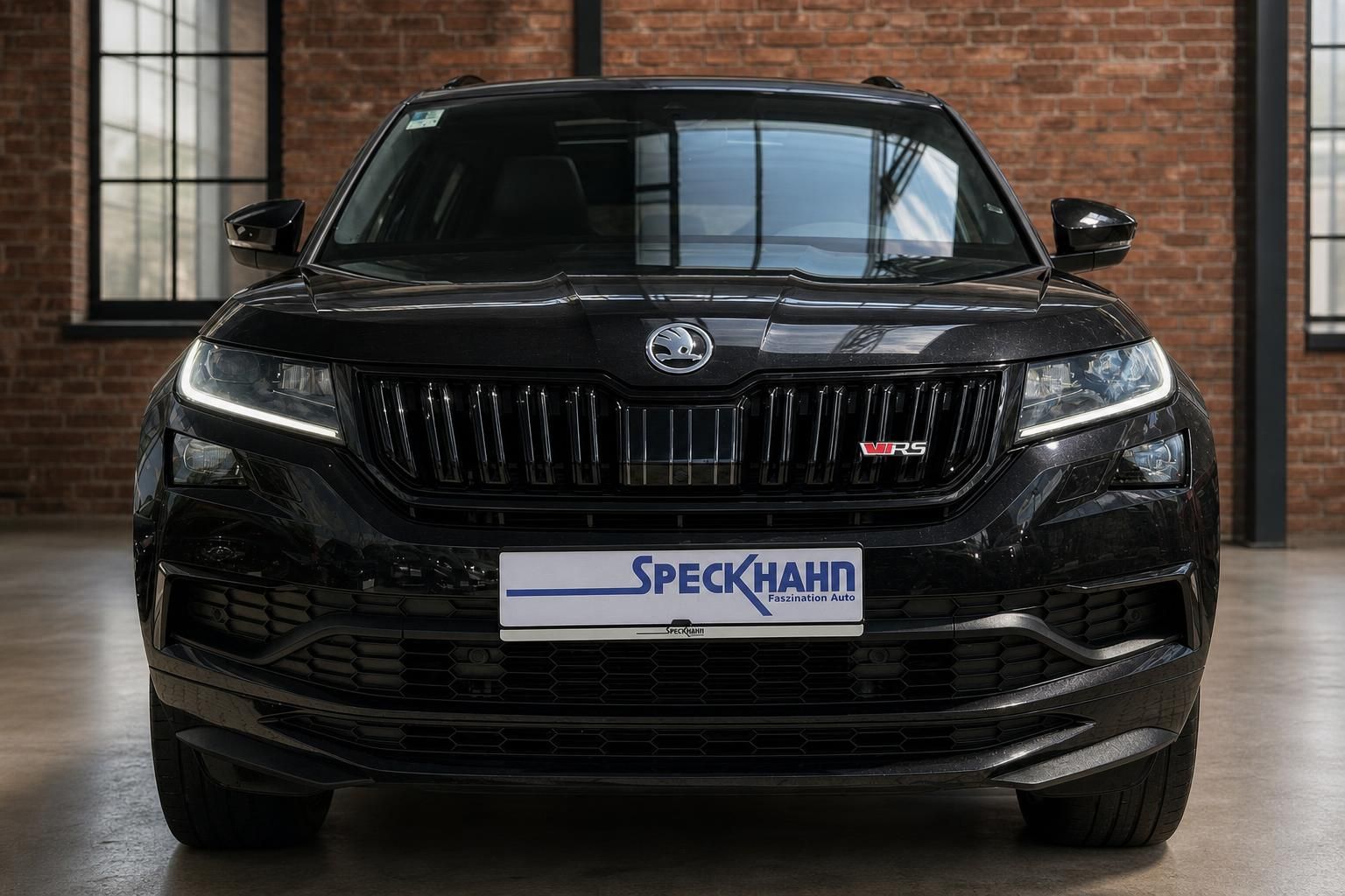 Skoda Kodiaq RS in Schwarz, Frontansicht mit Kühlergrill und LED-Scheinwerfern