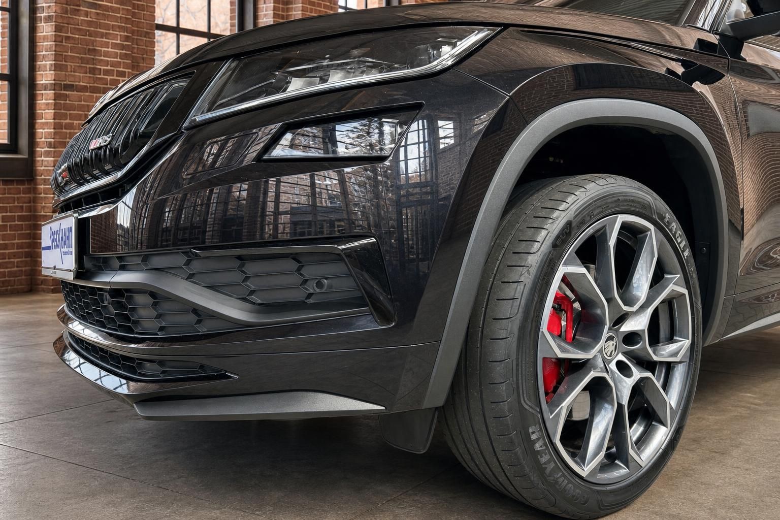 Skoda Kodiaq RS Detailansicht Frontstoßstange, Felge und Bremssattel in Rot