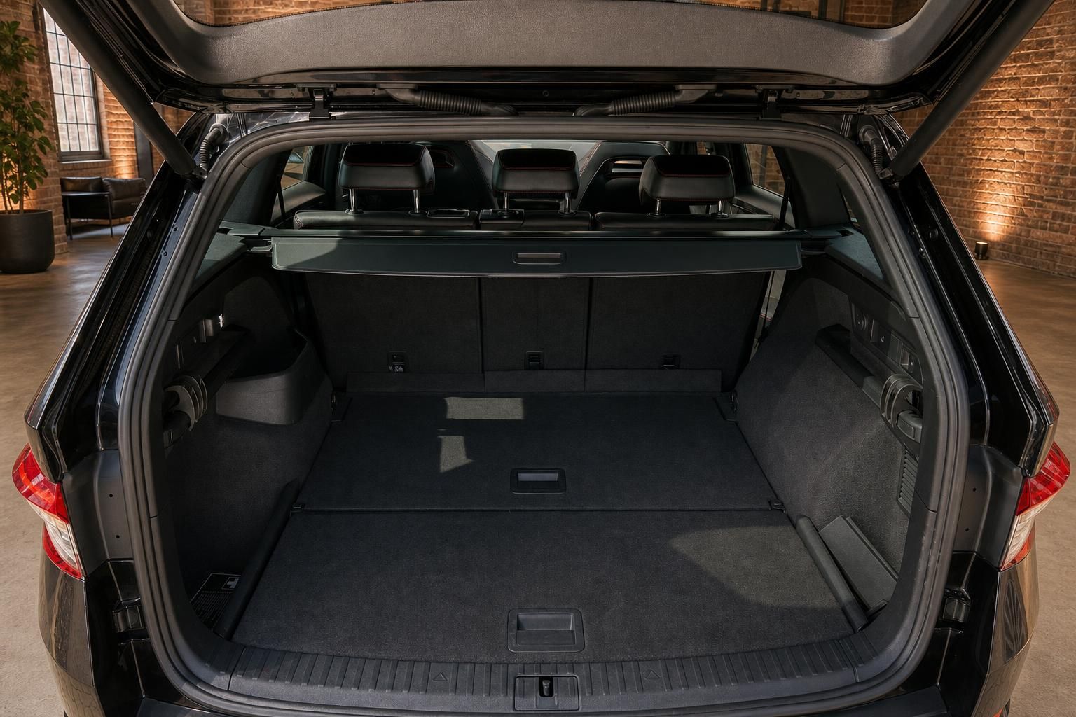 Kofferraum des Skoda Kodiaq RS mit geöffneter Heckklappe, viel Stauraum