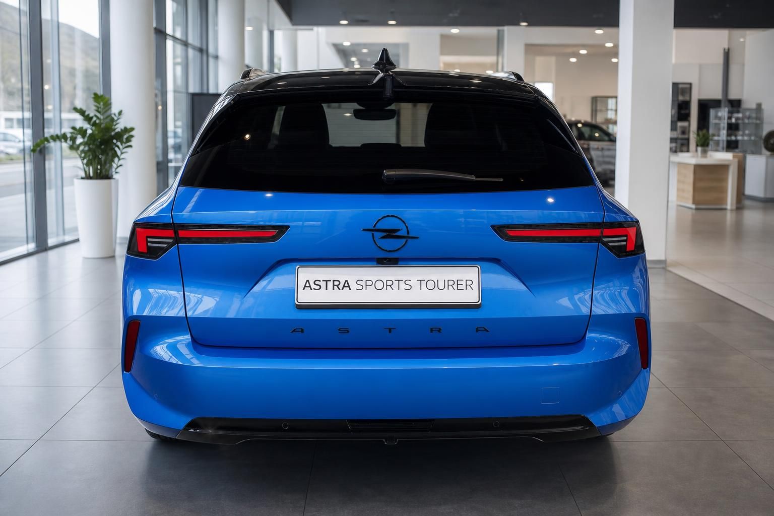 Opel Astra Sports Tourer blau, Heckansicht frontal im Showroom