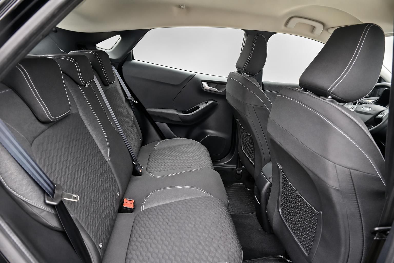 Rücksitzbank mit schwarzer Polsterung und Isofix im Fahrzeuginnenraum