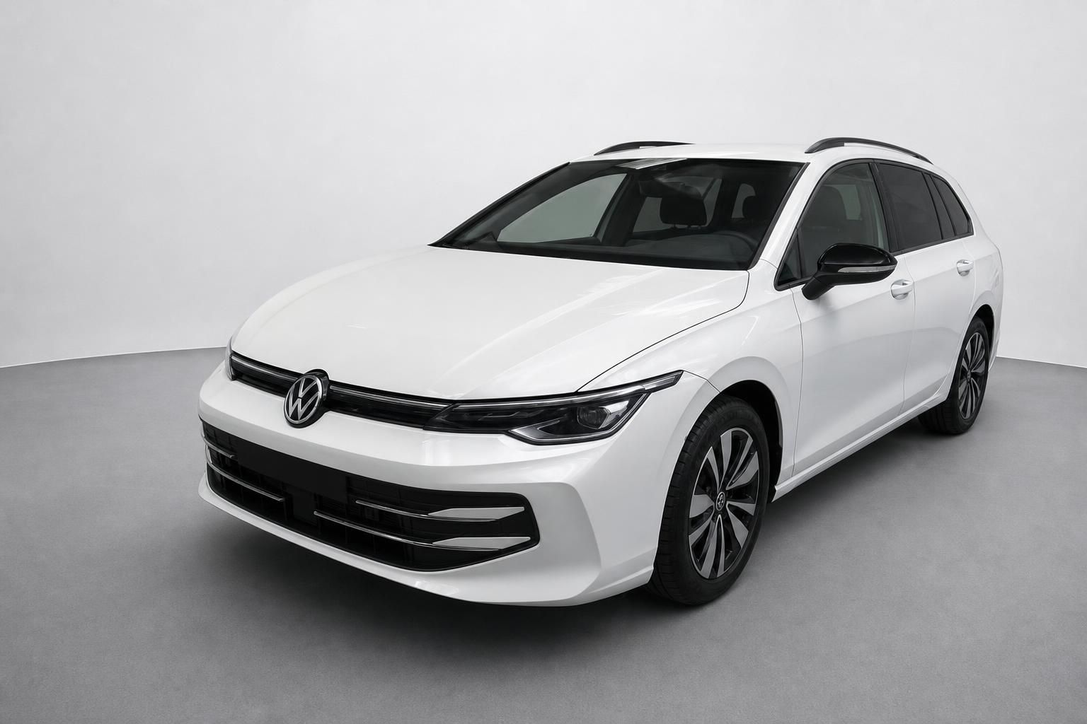VW Golf Variant weiß, Frontansicht schräg im Studio