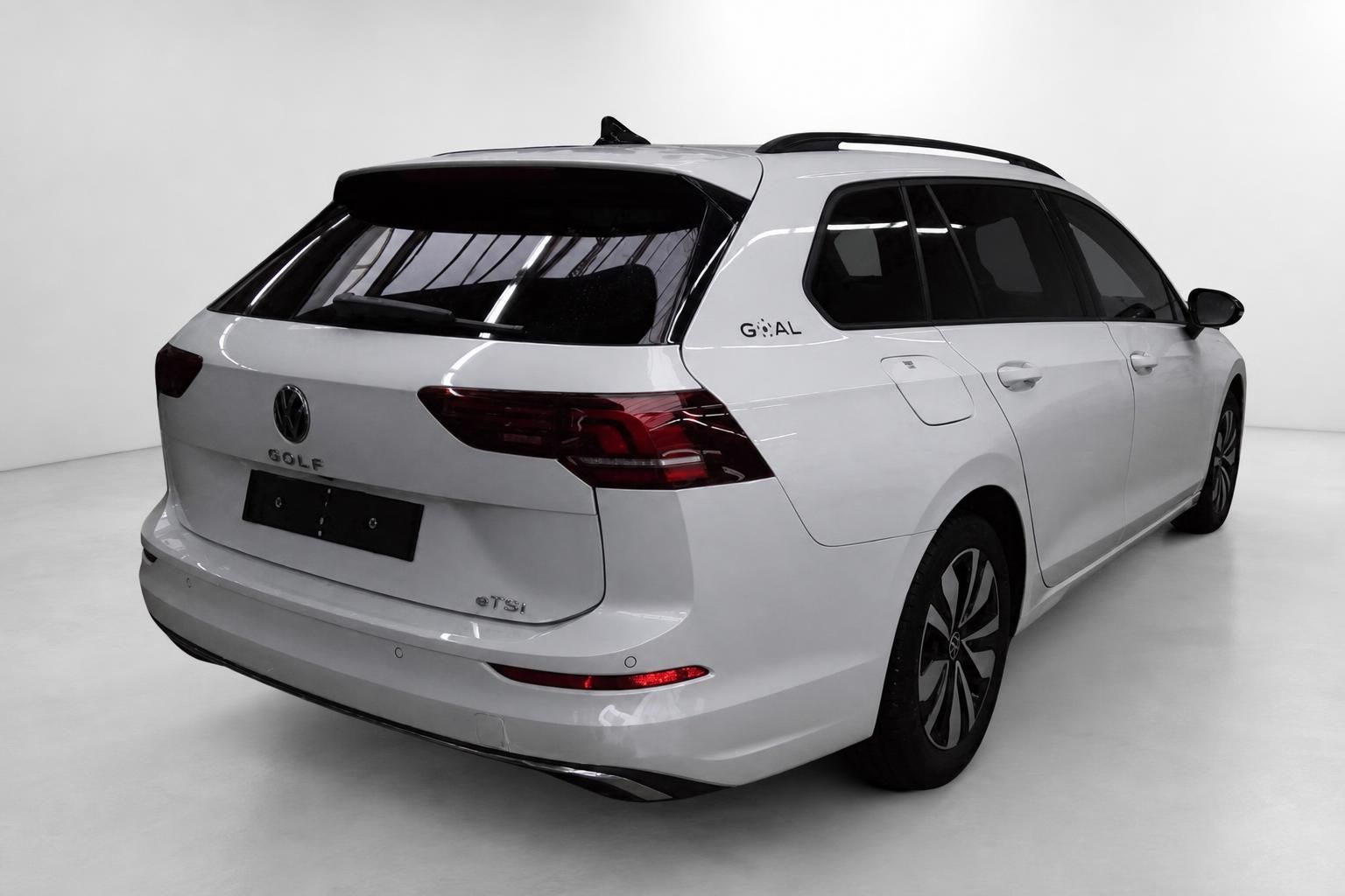 VW Golf Variant weiß, Heckansicht schräg im Studio