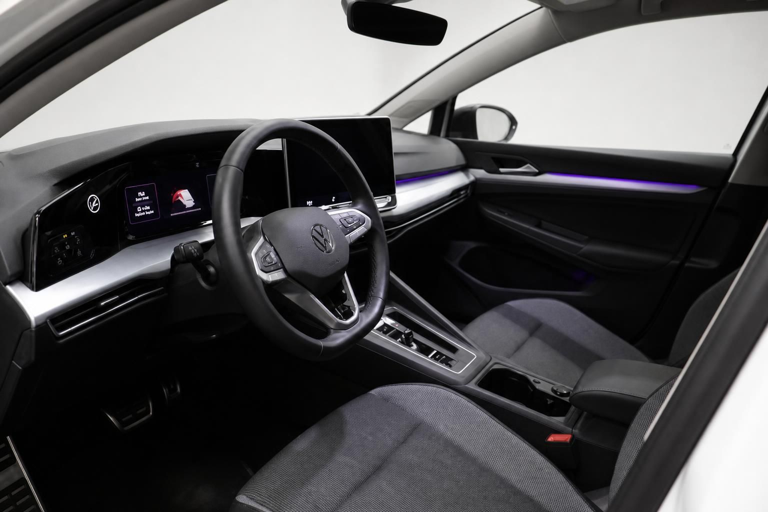 VW Golf Variant Innenraum, Cockpit mit Lenkrad und Display