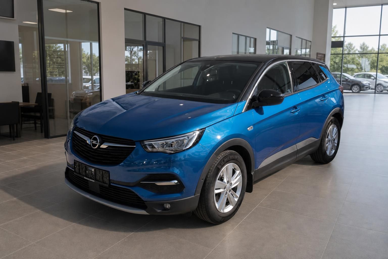 Blauer Opel Grandland X SUV Seitenansicht im Autohaus Showroom mit Alufelgen und schwarzem Dach
