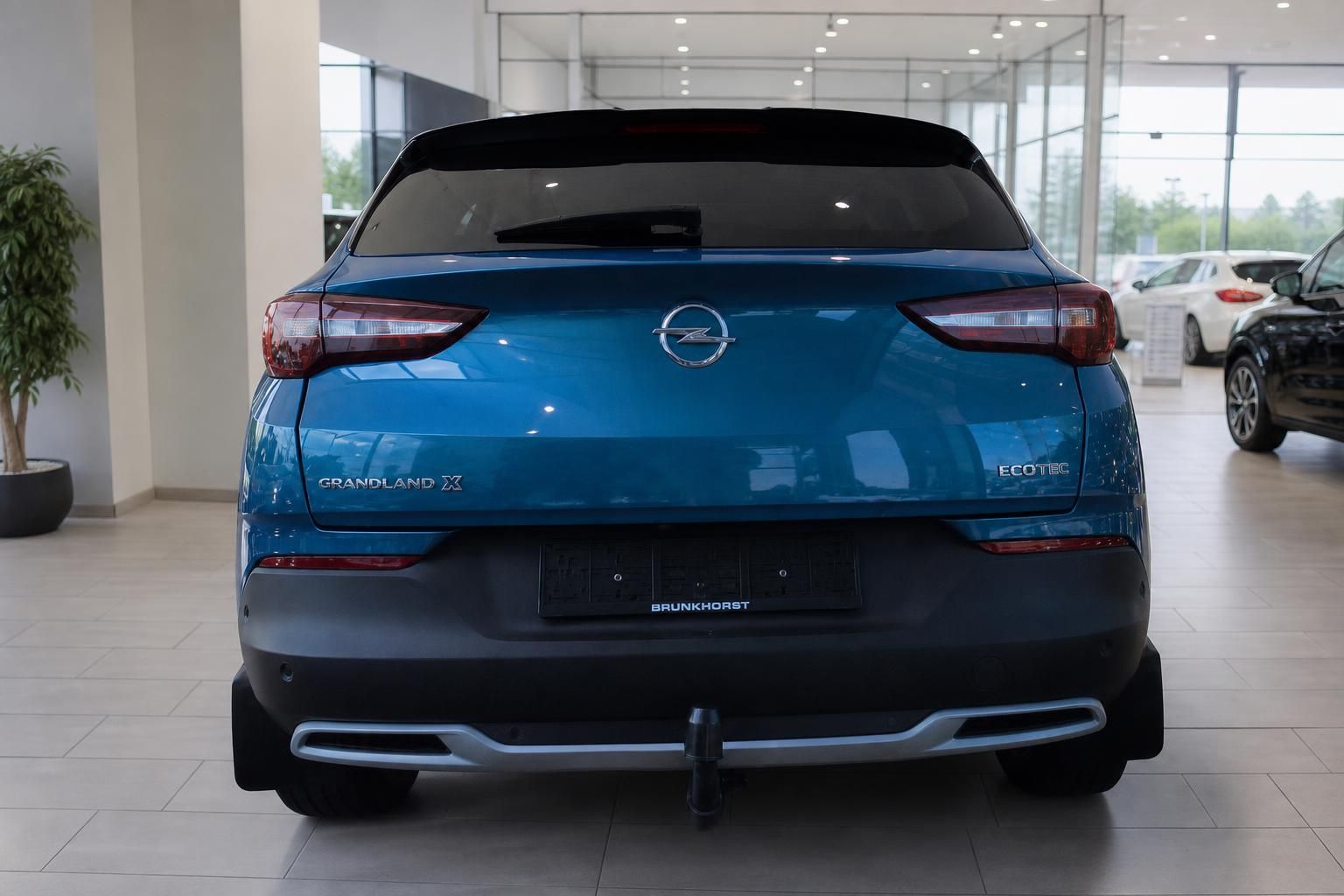Opel Grandland X Heckansicht in blau mit ECOTEC-Badge und Anhängerkupplung im Autohaus