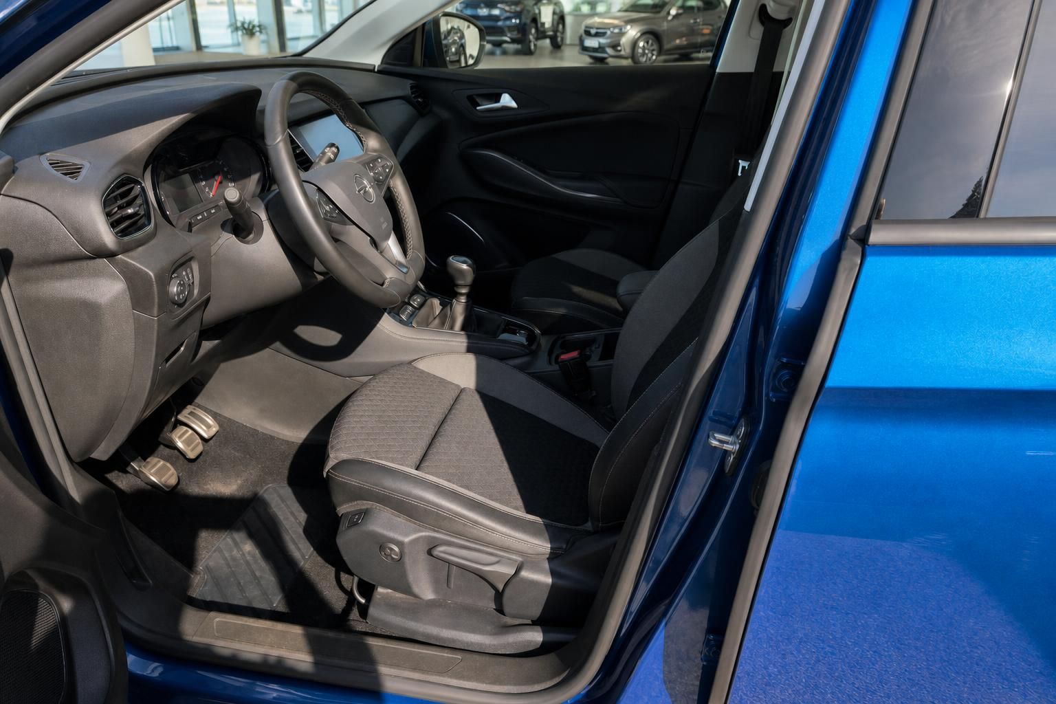 Opel Grandland X Innenraum mit schwarzen Sportsitzen, Schaltgetriebe und modernem Cockpit