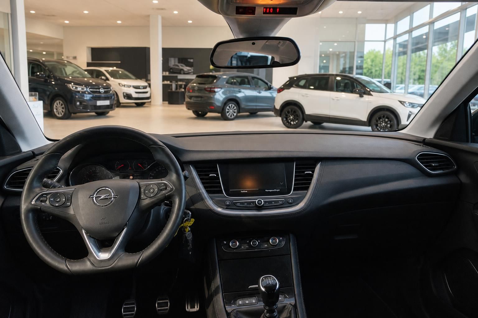 Opel Grandland X Armaturenbrett mit Touchscreen, Lenkrad und Blick in den Autohaus-Showroom