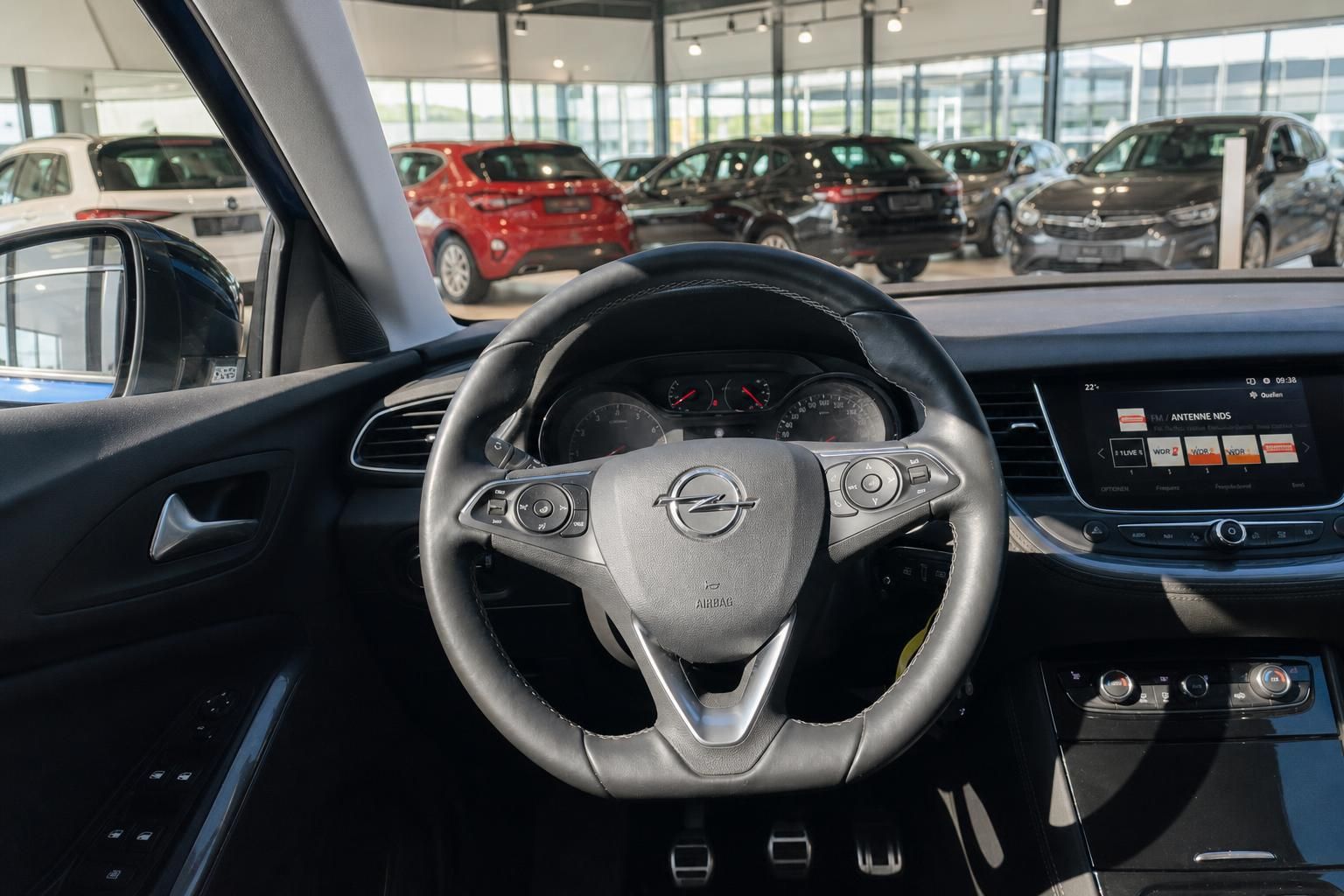 Opel Lenkrad und Armaturenbrett mit Touchscreen im Fahrzeuginnenraum