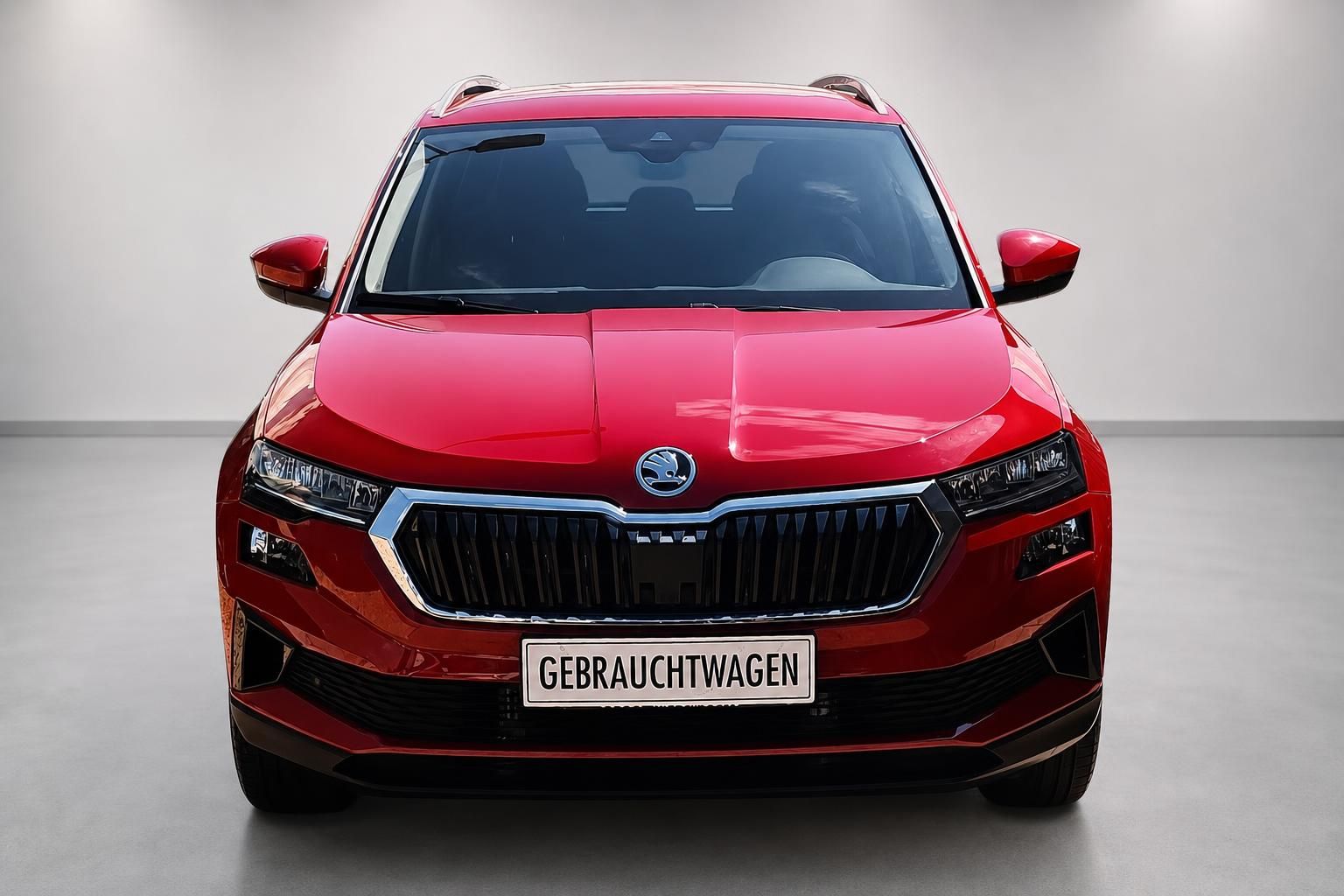 Roter Skoda Karoq Frontansicht mit Gebrauchtwagen-Kennzeichen