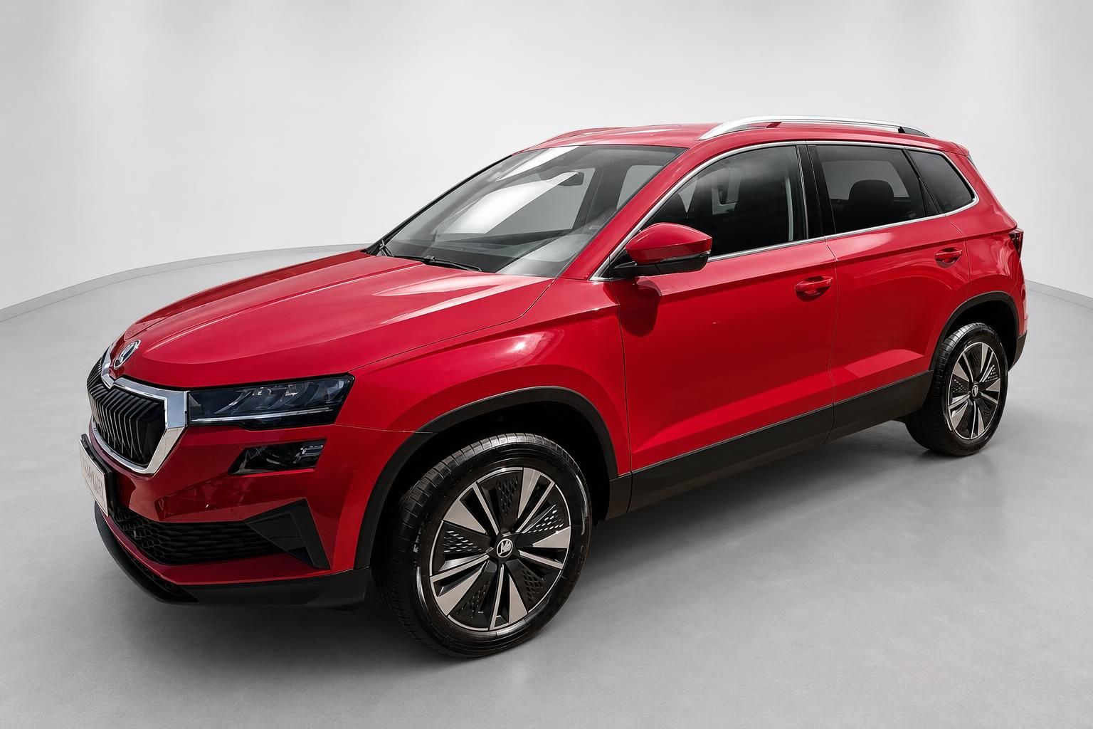 Roter Skoda Karoq SUV Frontansicht schraeg Studioaufnahme