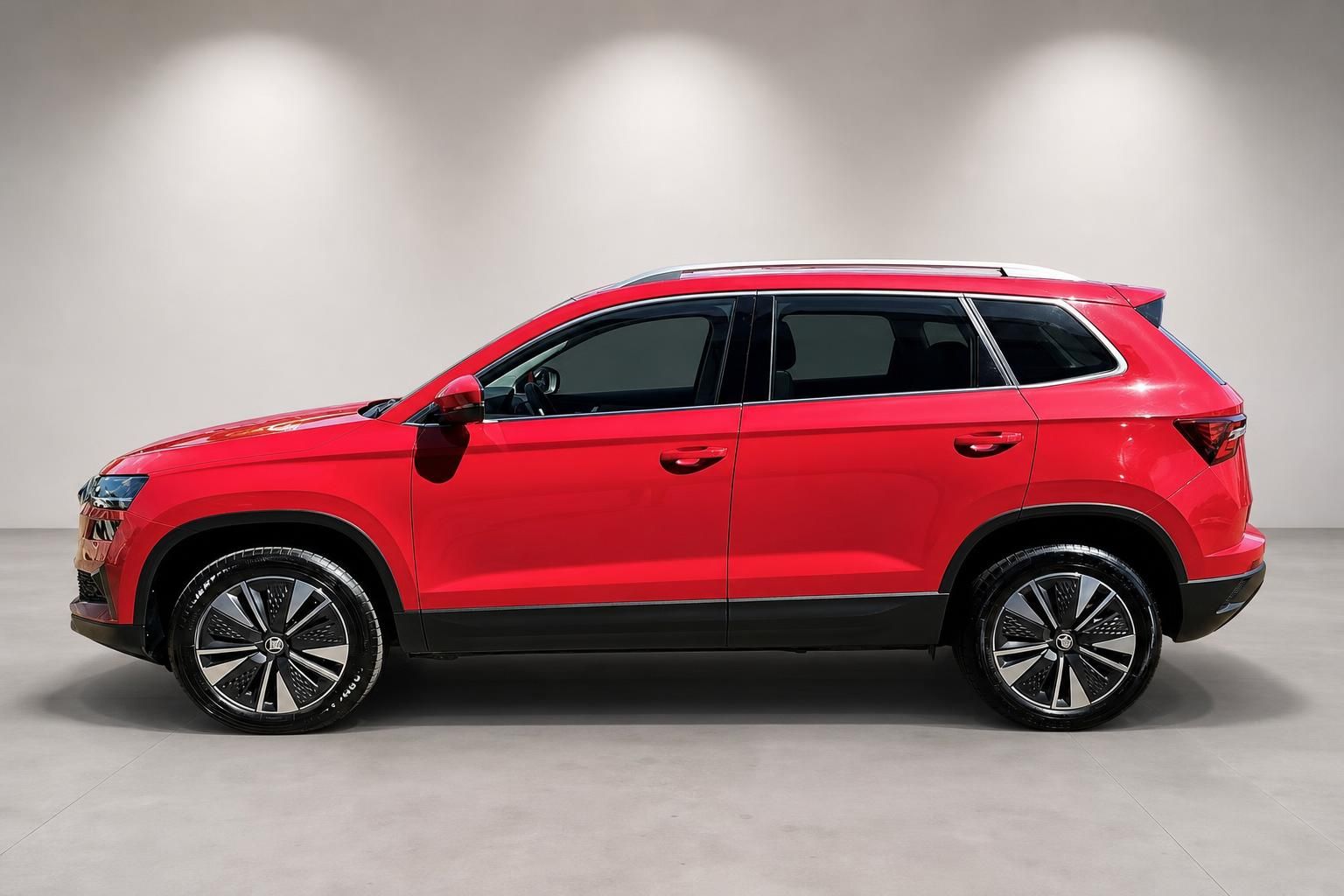 Roter SUV Seitenansicht mit schwarzen Alufelgen im Fotostudio