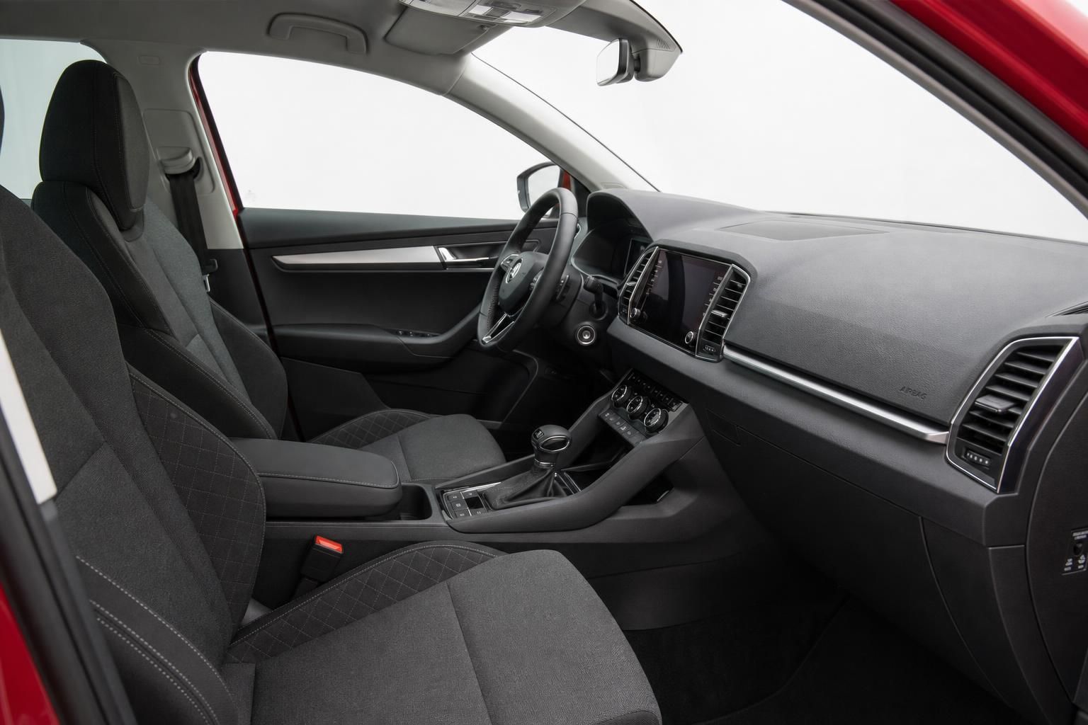 Fahrzeuginnenraum mit Cockpit, Lenkrad und Sitzen in Schwarz