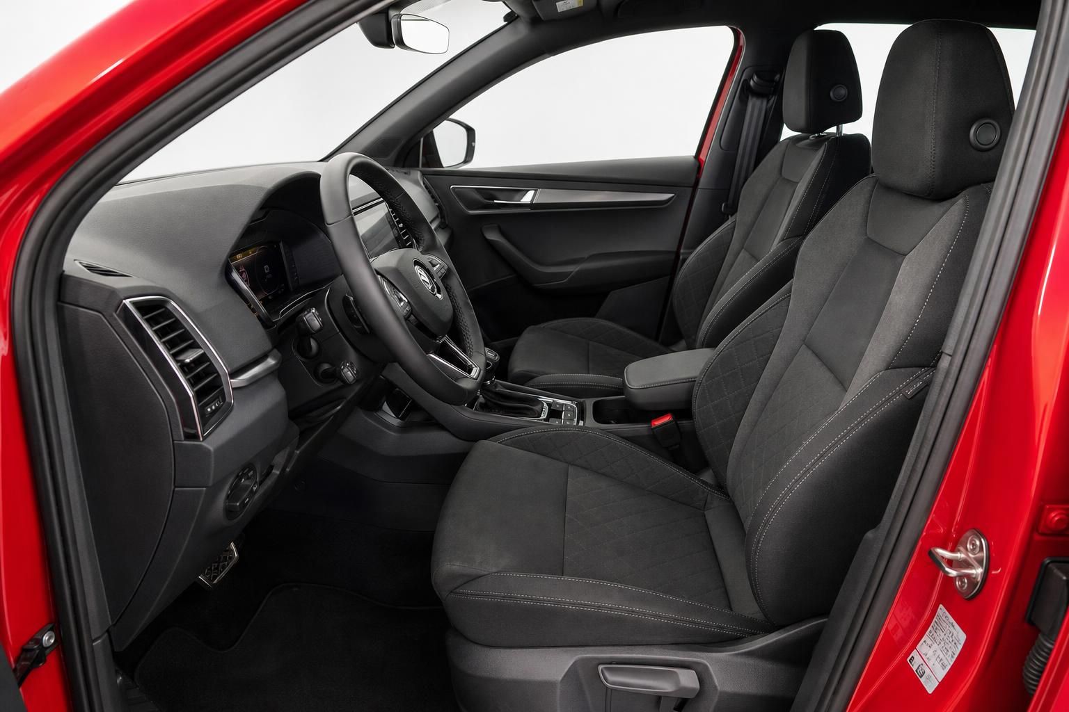 Blick auf Vordersitze und Cockpit durch geoeffnete Fahrertuer