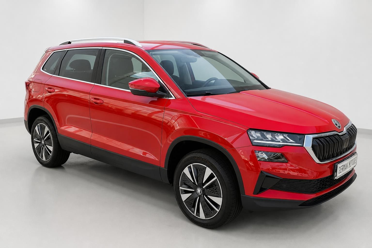 Roter Skoda Karoq SUV Frontansicht schräg im Studio