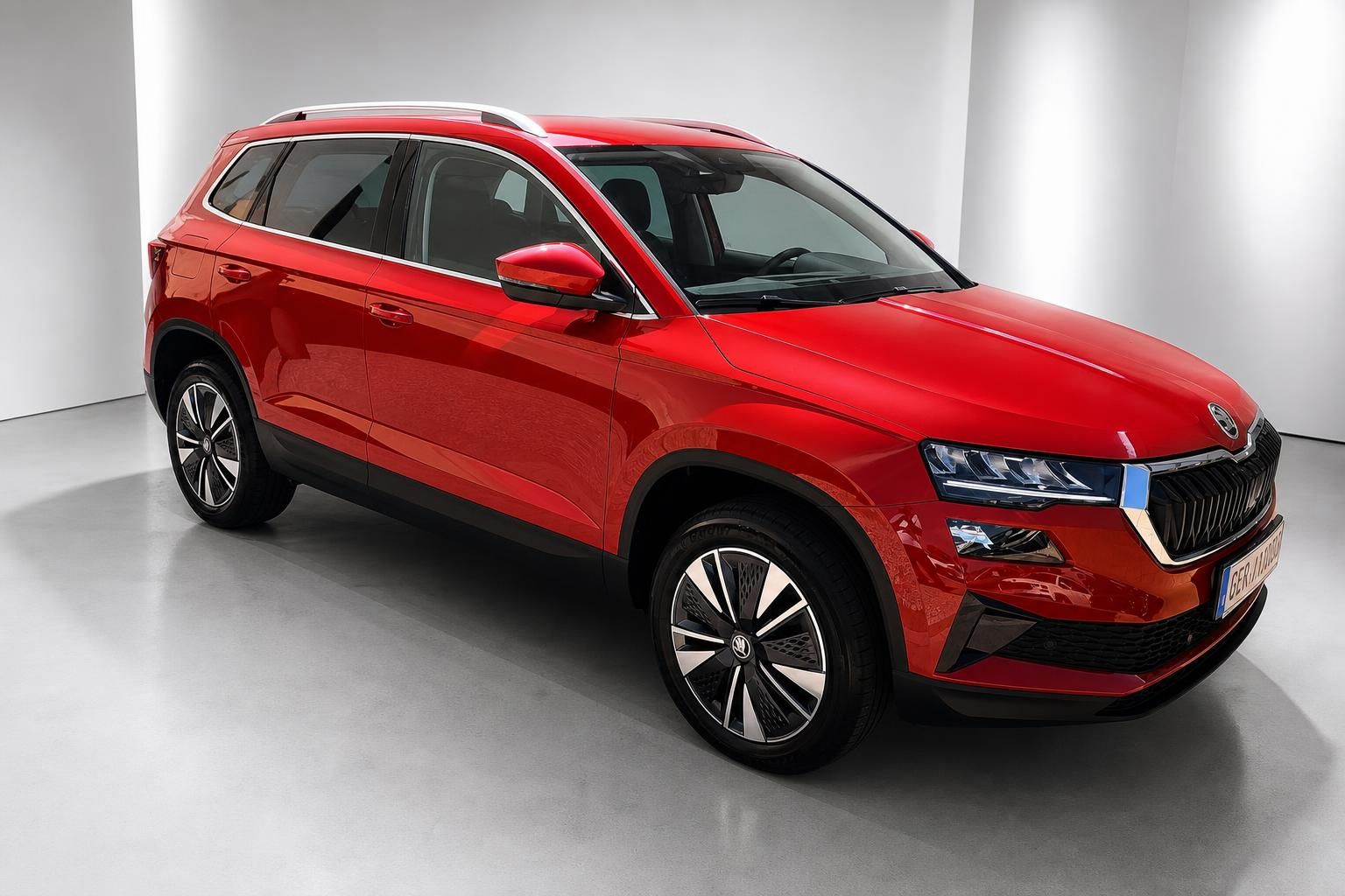 Roter Skoda Karoq SUV Seitenansicht schräg von vorne