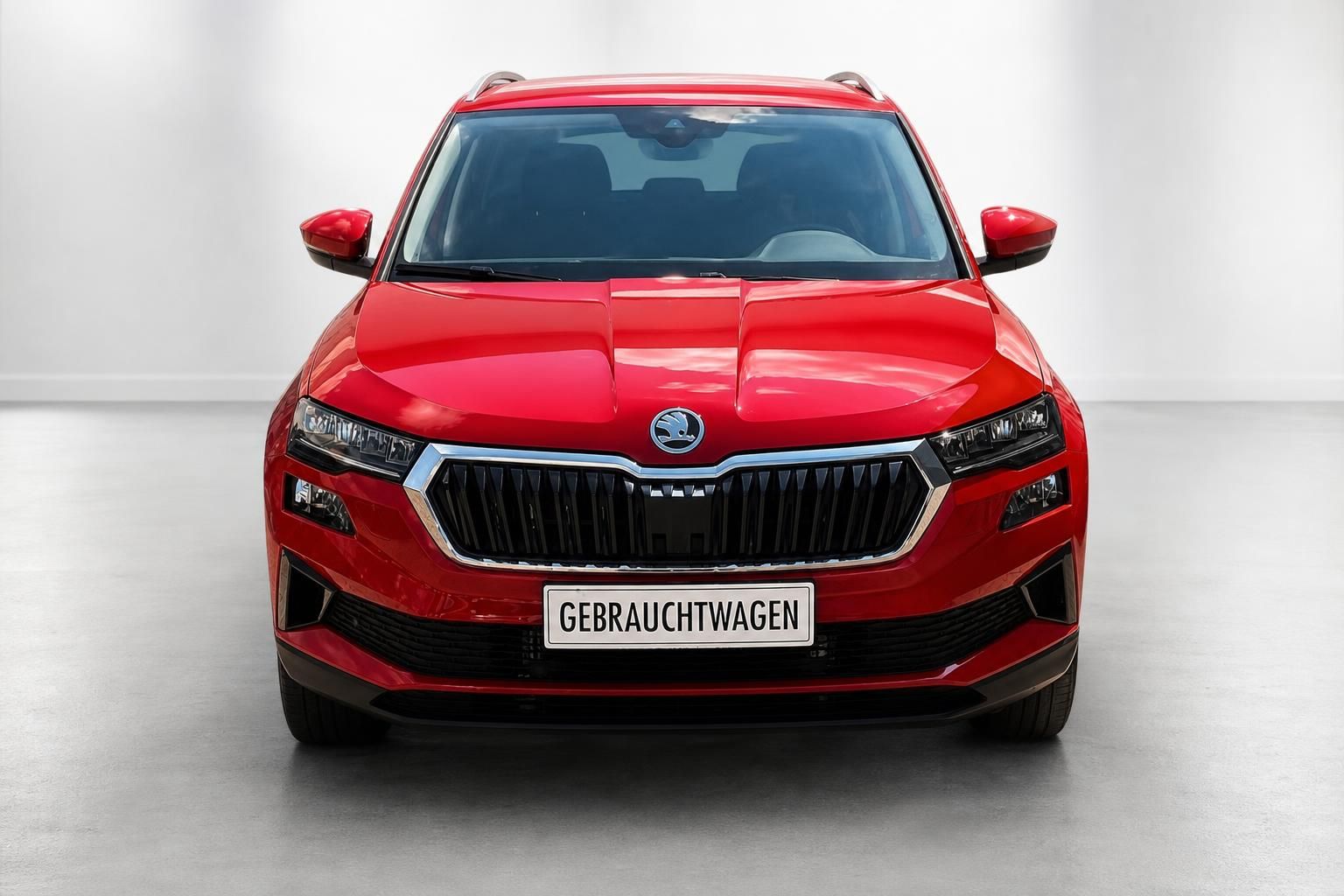 Roter Skoda Karoq SUV Frontansicht mit Kühlergrill