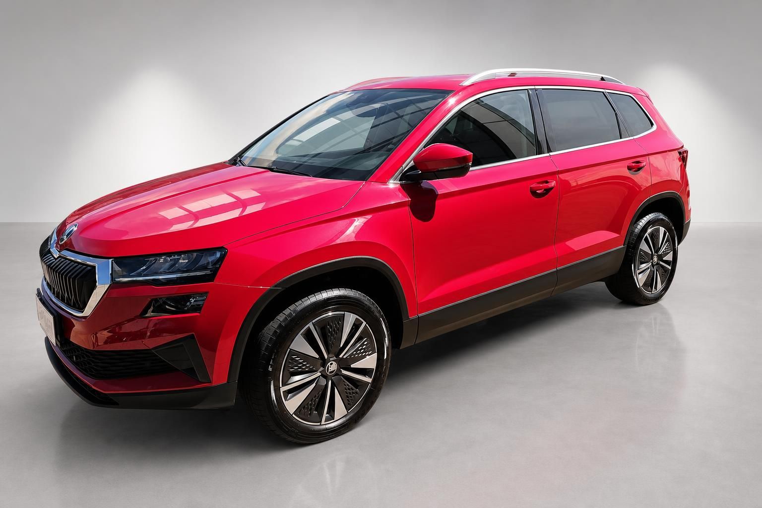 Roter Skoda Karoq SUV schräge Frontansicht Studio