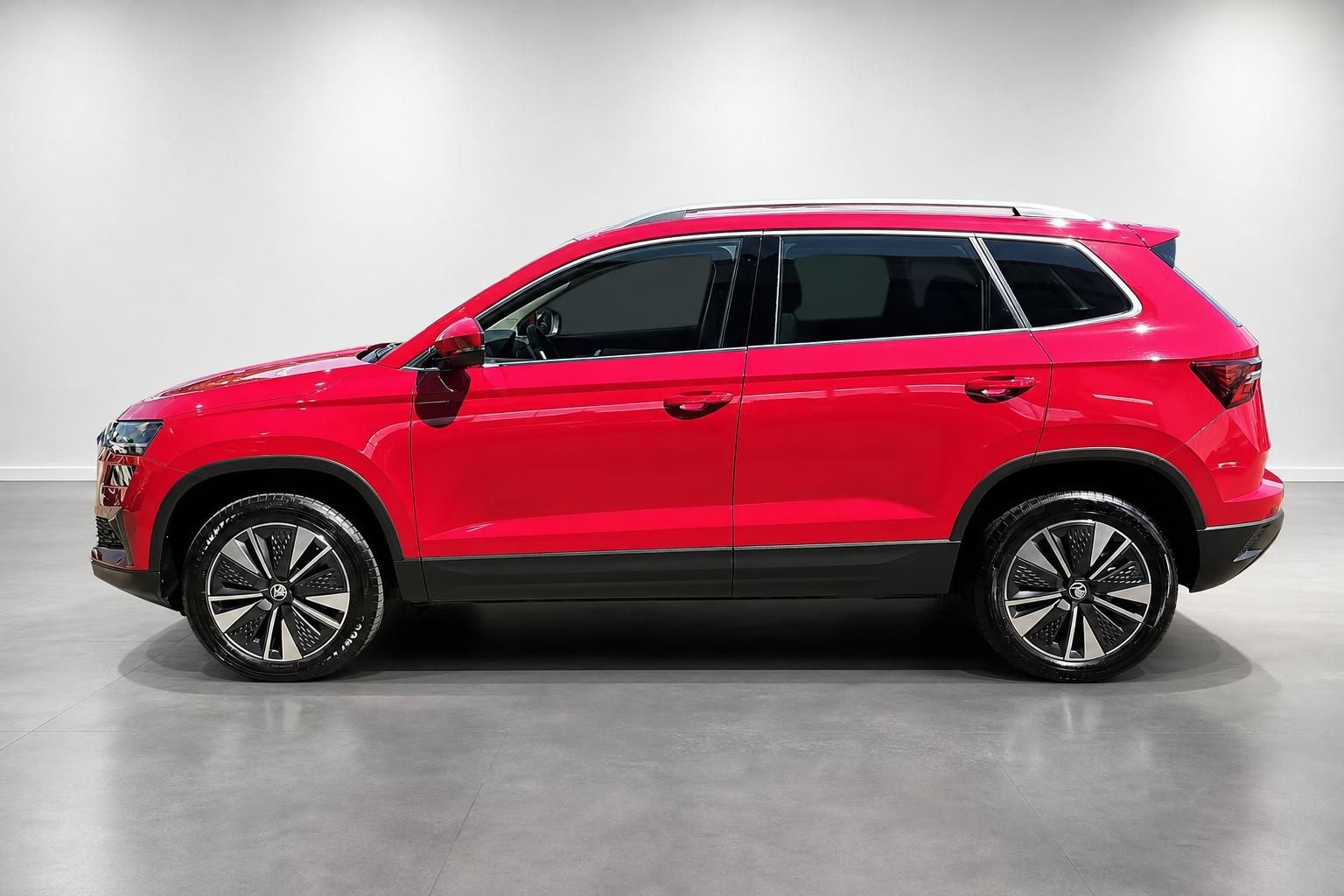 Roter Skoda Karoq SUV Seitenansicht komplett im Profil