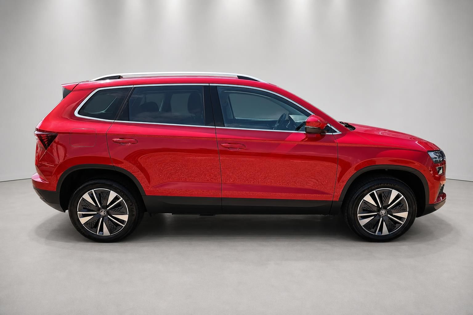 Roter Skoda Karoq SUV Seitenansicht im Studio