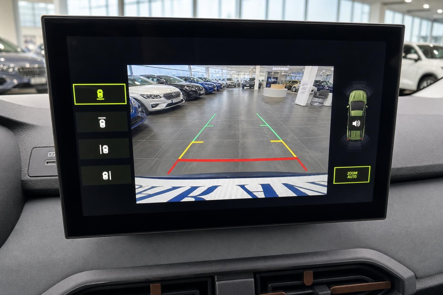 Rückfahrkamera-Display mit Einparkhilfe im Fahrzeug-Cockpit
