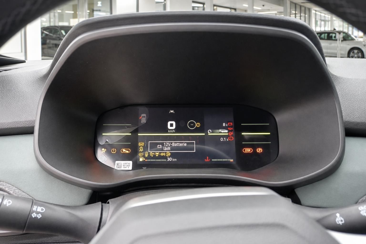 Digitales Kombiinstrument mit Fahrzeuganzeigen im Cockpit