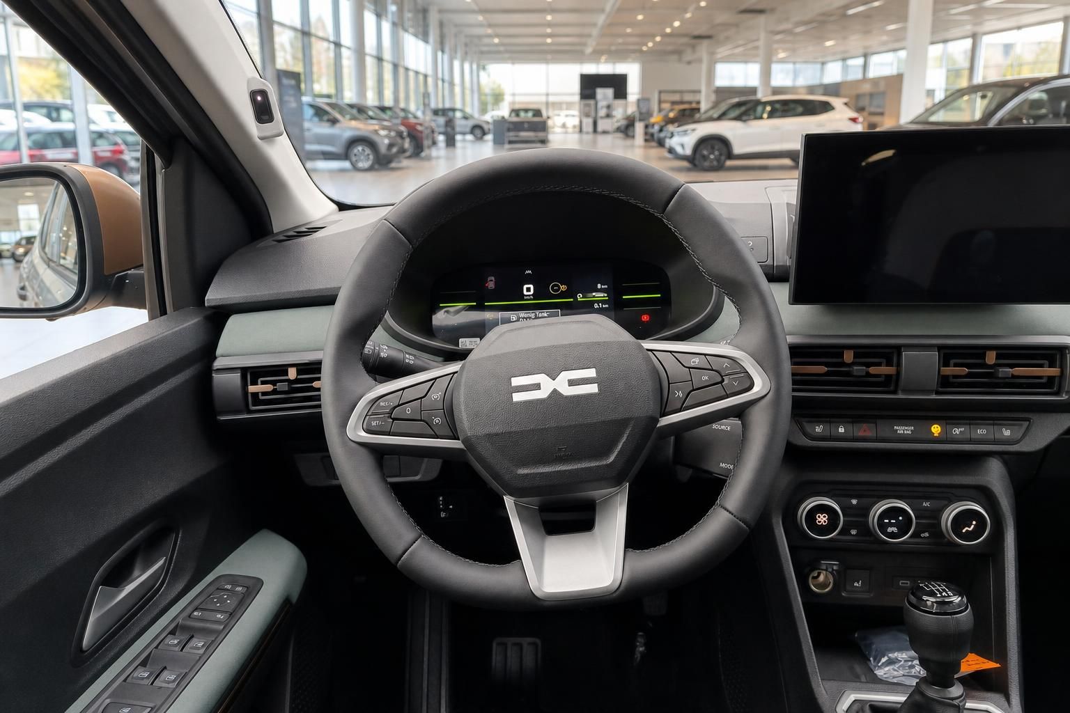 Cockpit mit Lenkrad und Tacho eines Dacia im Autohaus