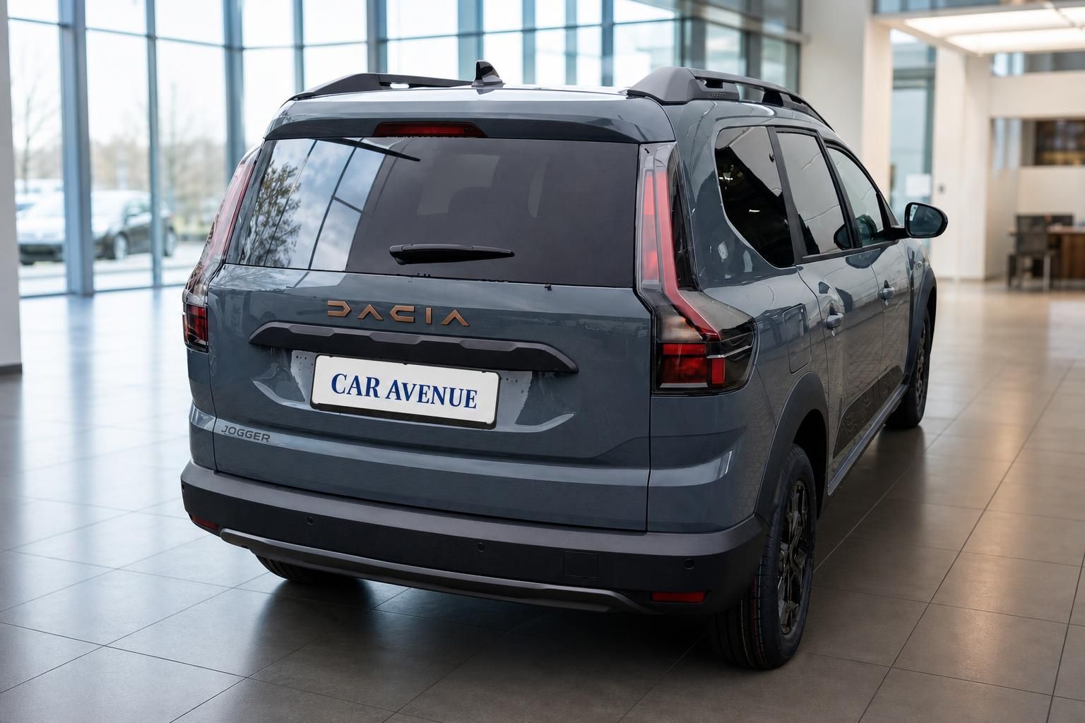 Dacia Jogger grau Heck- und Seitenansicht im Showroom