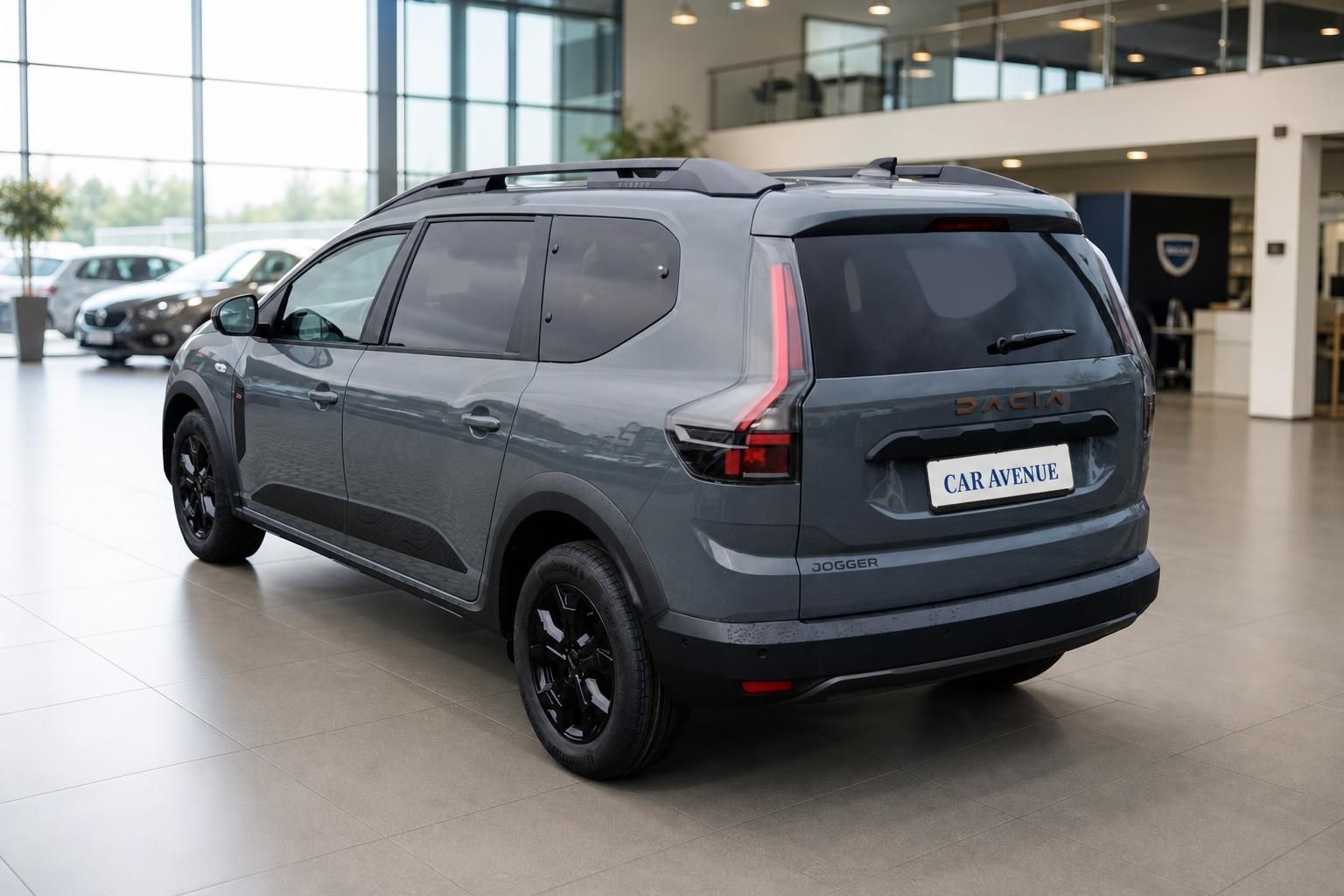 Dacia Jogger grau Heckansicht im Autohaus Showroom