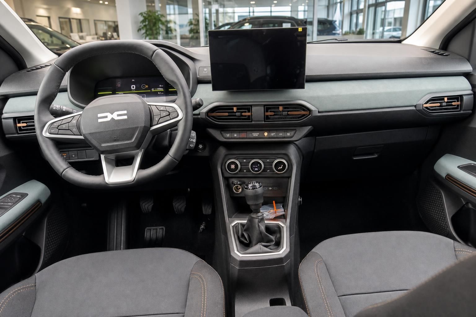 Cockpit und Armaturenbrett eines Dacia mit Lenkrad und Touchscreen