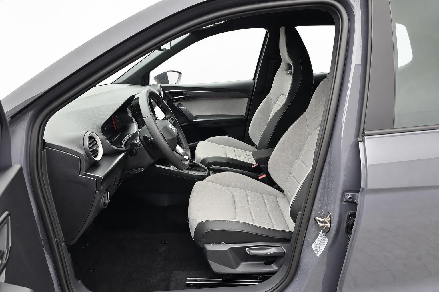 Seat Innenraum Vordersitze mit Stoffbezug und geöffneter Tür