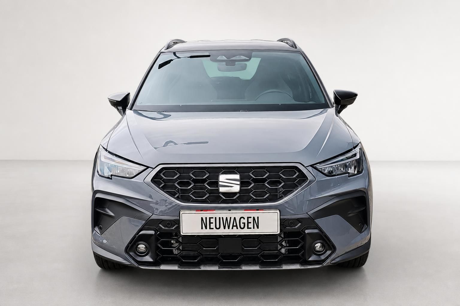 Seat Arona Frontansicht grau mit markantem Kuehlergrill