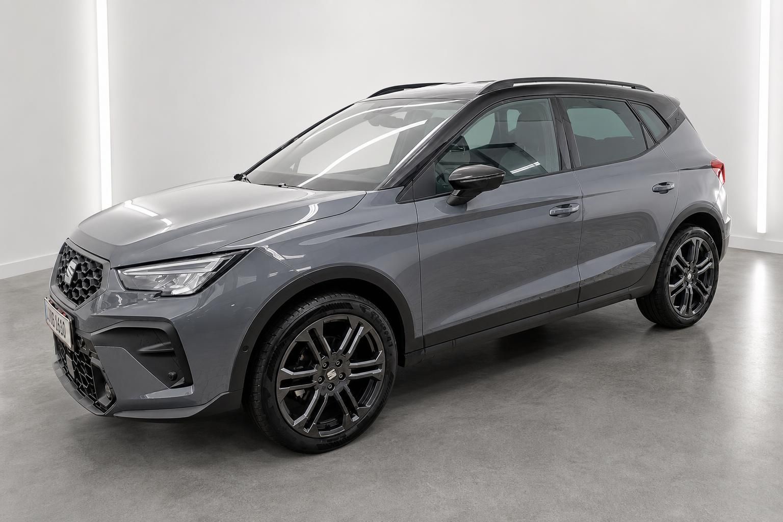 Seat Arona grau, Frontpartie schraeg mit LED-Scheinwerfern