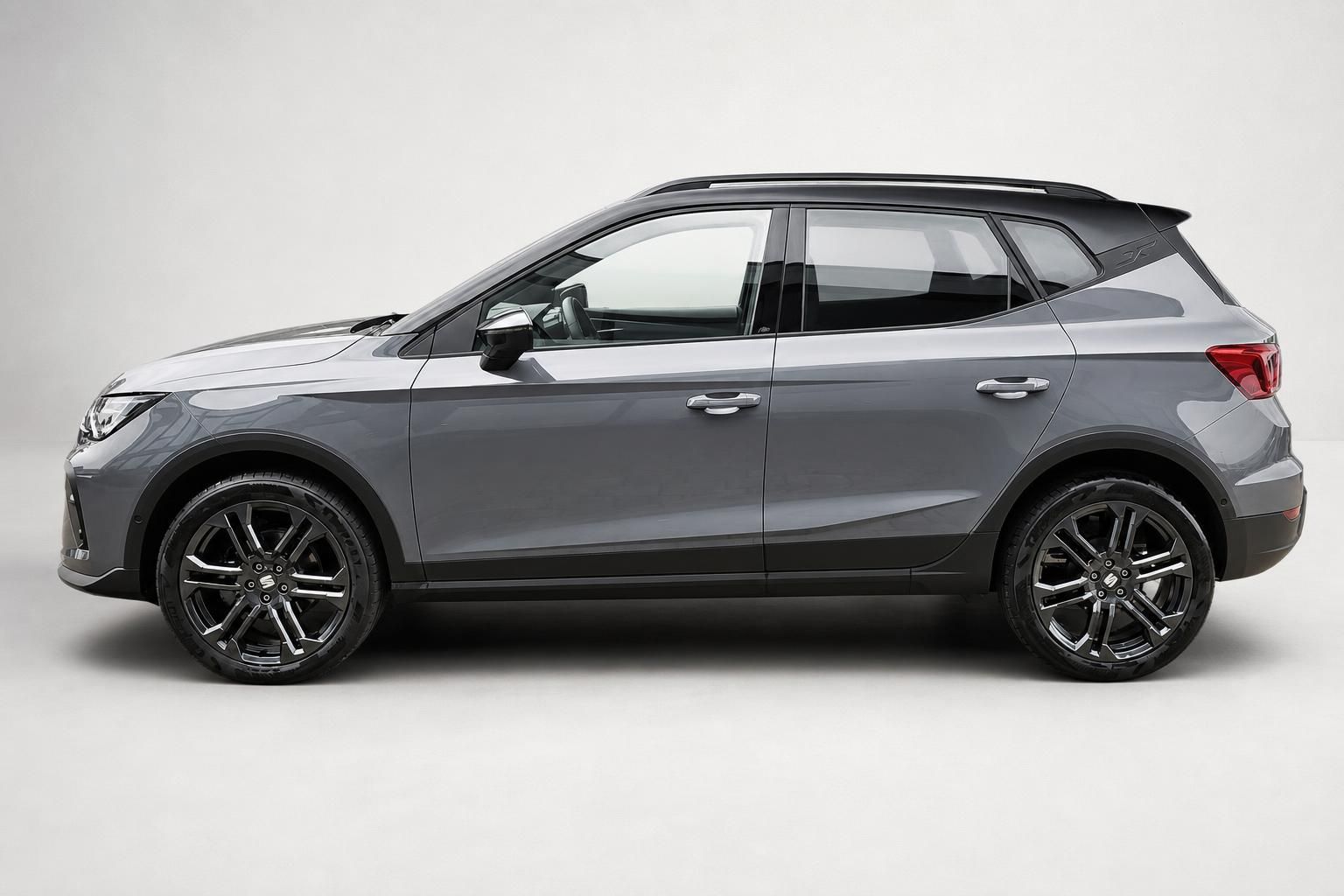 Seat Arona in Grau, Seitenansicht mit schwarzen Alufelgen