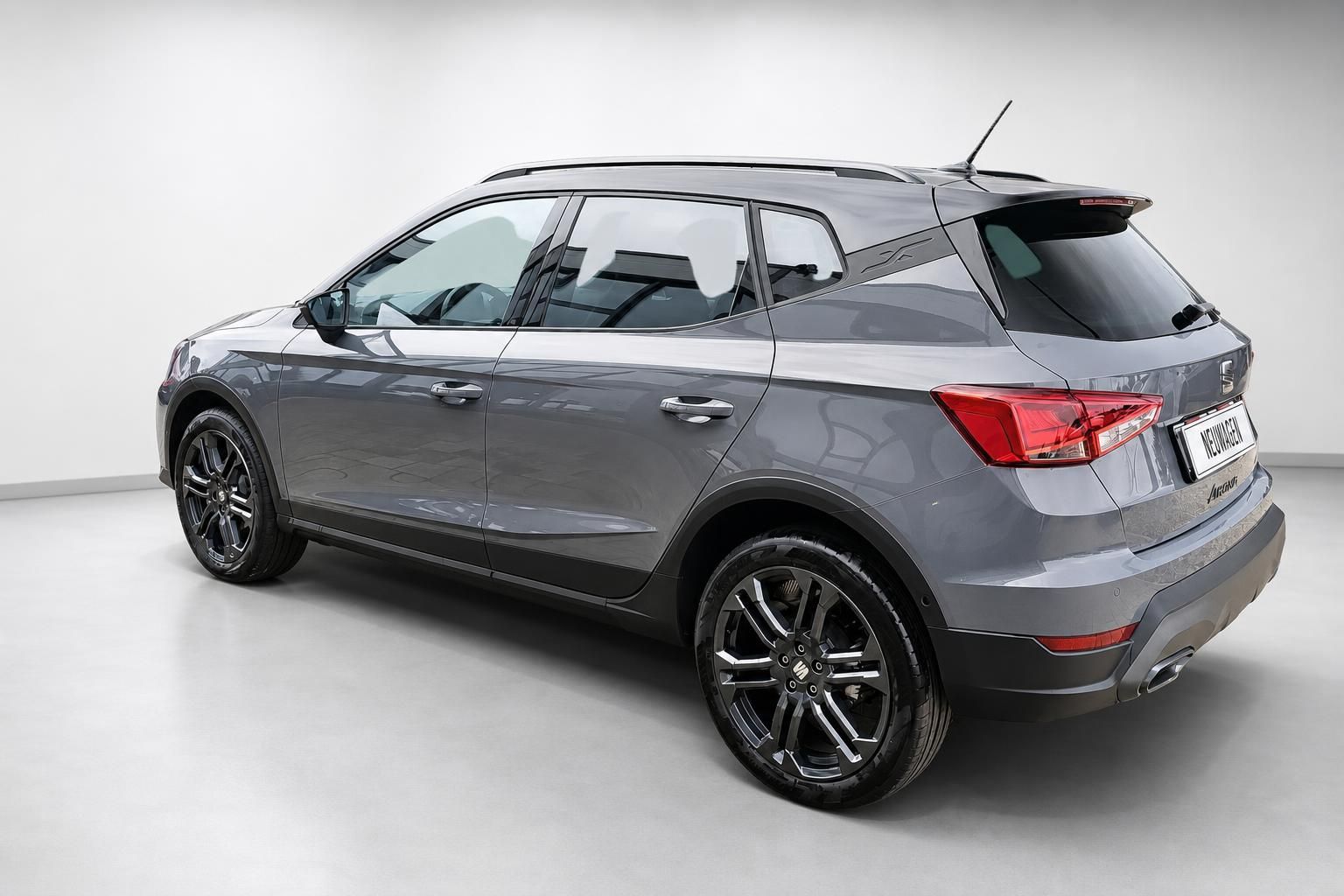 Seat Arona grau, Heckansicht schraeg mit Kennzeichen Neuwagen