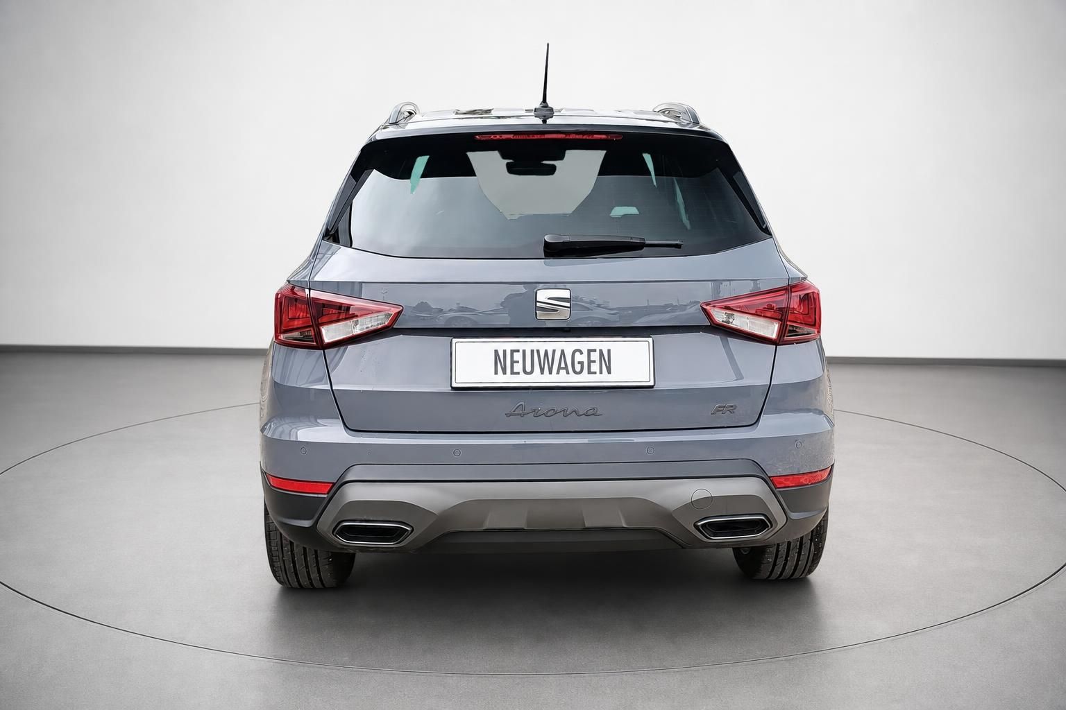 Seat Arona FR Heckansicht in Grau, Studioaufnahme