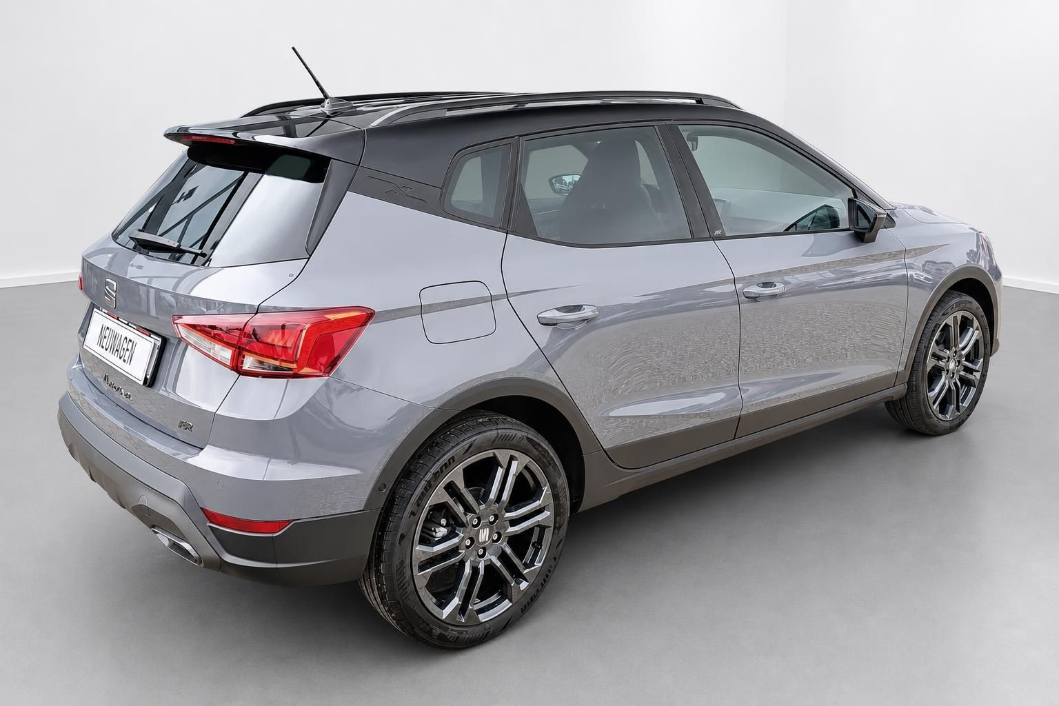 Seat Arona FR Heck-Seitenansicht in Grau, Studiofoto